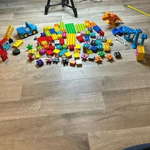 Legos. Duplo sets. The whole lot here. 90 Legos. Jurassic Park dinosaur - Picture 1 of 6